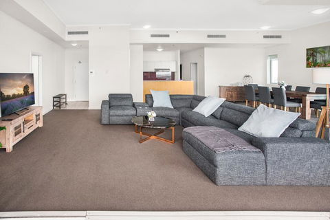 City-Centre Apartment With River Views And Balcony - Accommodation Yamba 0