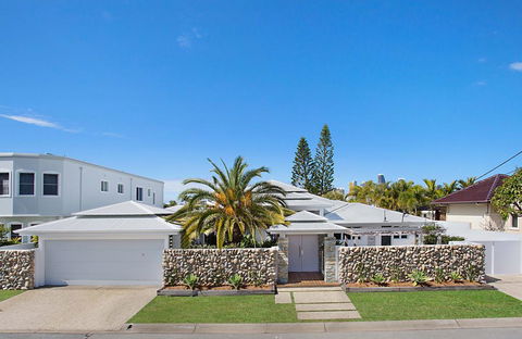 Coastal Elegance - Accommodation Yamba 0