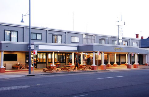 Commodore Motor Inn - Accommodation Yamba 0