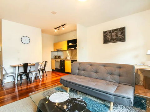 Contemporary 1 Bedroom Teneriffe Apartment With Pool And Gym - Accommodation Yamba 2