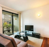Contemporary 1 Bedroom Teneriffe Apartment with Pool and Gym - Accommodation Yamba