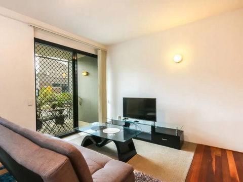 Contemporary 1 Bedroom Teneriffe Apartment With Pool And Gym - Accommodation Yamba 0