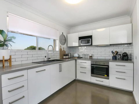 Cosy 1 Bedroom Unit With Views Of The City - Accommodation Yamba 2
