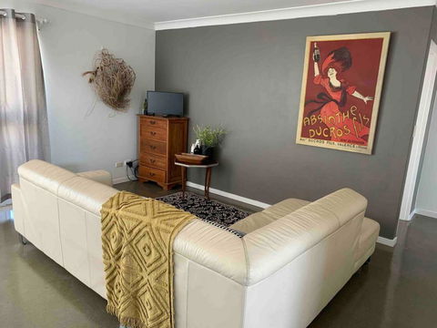 Cosy 1 Bedroom Unit With Views Of The City - Accommodation Yamba 0