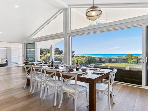 Dayz Dreamin - Pool, Gas Fireplace And Beachfront - Accommodation Yamba 2