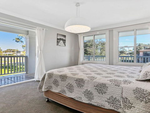 Dayz Dreamin - Pool, Gas Fireplace And Beachfront - Accommodation Yamba 3