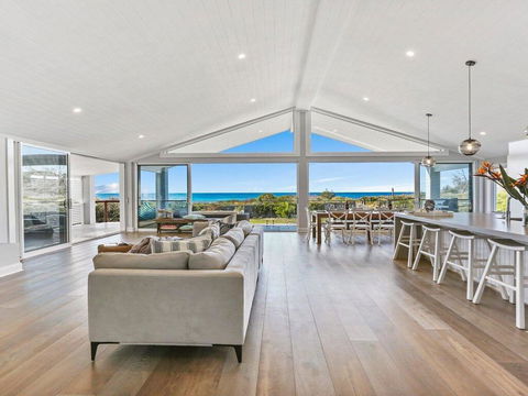 Dayz Dreamin - Pool, Gas Fireplace And Beachfront - Accommodation Yamba 0