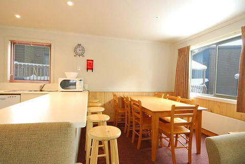 Discobulous 6 - Accommodation Yamba 2