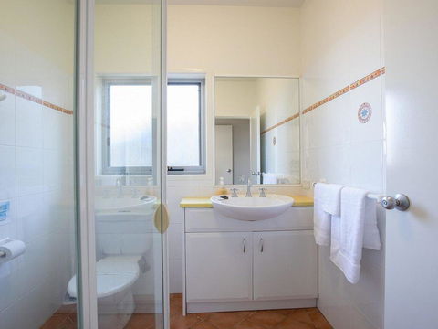 Dolphins Den - Panoramic Views - Accommodation Yamba 2