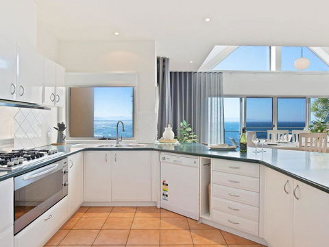 Dolphins Den - Panoramic Views - Accommodation Yamba 3