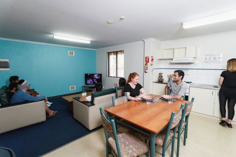 Erica Underwood House 6 Bedroom Flat - Accommodation Yamba 3