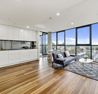 Executive City-centre Apartment with Parking - Accommodation Yamba