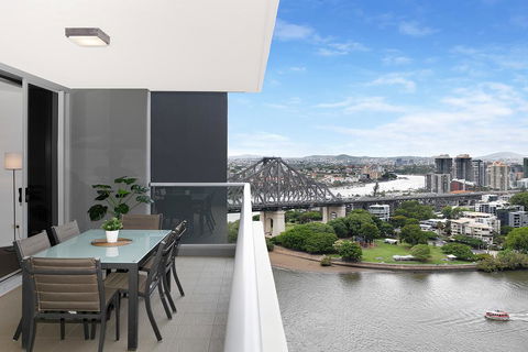 Executive Family 3 Bedroom Suite - Brisbane CBD - Views - Pool - WIFI - Free Parking - Accommodation Yamba 0