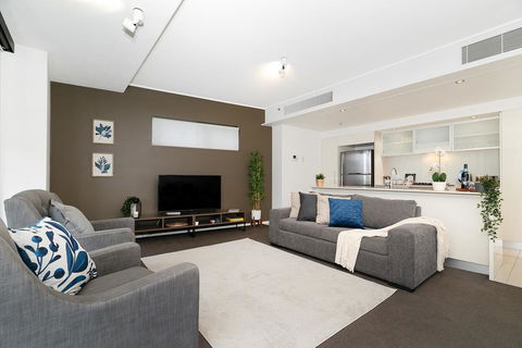 Executive Family 3 Bedroom Suite - Brisbane CBD - Views - Pool - WIFI - Free Parking - Accommodation Yamba 1
