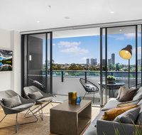 Family Unit with Parking Balcony Pool near Beach - Accommodation Yamba