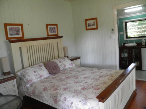 Follywood Guesthouse B&B - Accommodation Yamba 0
