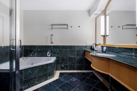 Gold Tower 20th Level Hotel Suite - Accommodation Yamba 2