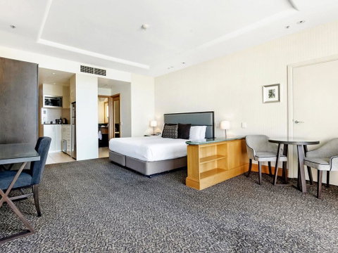 Gold Tower In The Oaks Hotel Surfers Paradise - 1020 - Accommodation Yamba 1
