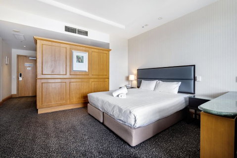 Gold Tower Private Deluxe King Room - Accommodation Yamba 2