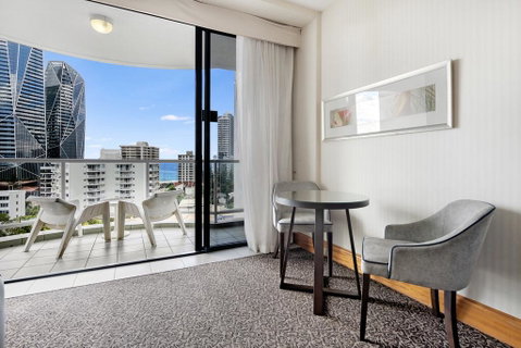 Gold Tower Private Deluxe King Room - Accommodation Yamba 3