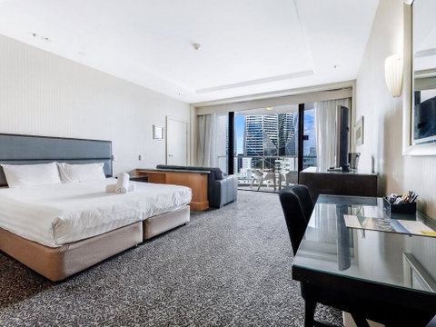 Gold Tower Private Deluxe King Room - Accommodation Yamba 0