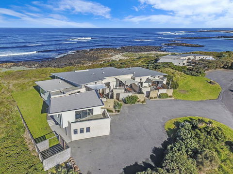 HEARN'S BEACHSIDE VILLA 2 - Accommodation Yamba 0
