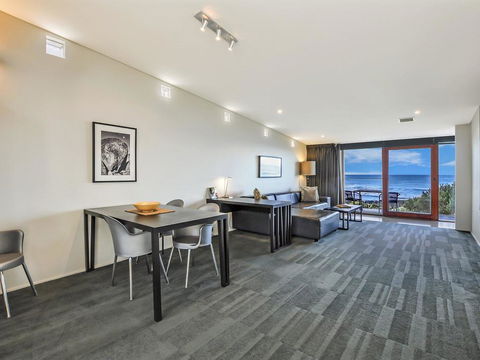 HEARN'S BEACHSIDE VILLA 2 - Accommodation Yamba 2