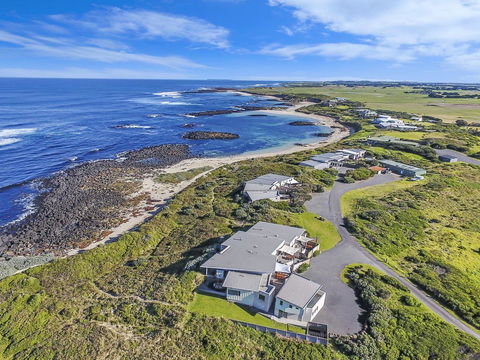 HEARN'S BEACHSIDE VILLA 2 - Accommodation Yamba 3