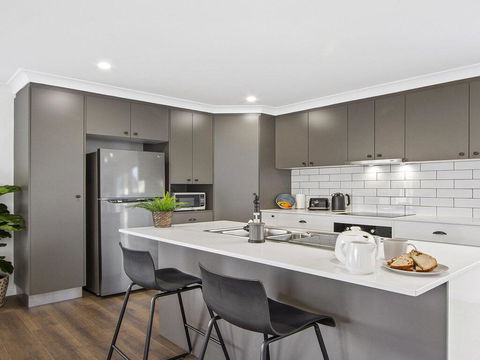 Heartland And Burrows - 450m To Beach - Accommodation Yamba 3