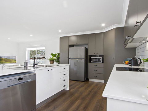 Heartland And Burrows - 450m To Beach - Accommodation Yamba 2