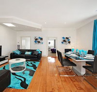 Hidden Gem in Cafe Strip Chadstone  King Bed - Accommodation Yamba