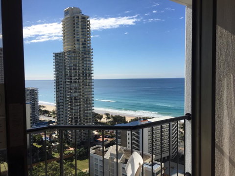 High Floor Twin Share With Ocean View At Surfers Paradise - Hotel Studio - Accommodation Yamba 2
