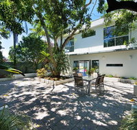 HOLIDAY HOME - 6 BEDROOMS CLOSE TO TOWN - Accommodation Yamba