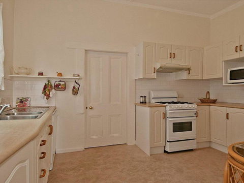 Hollyoak Cottage - Delightful, Ducks And Doileys! - Accommodation Yamba 1