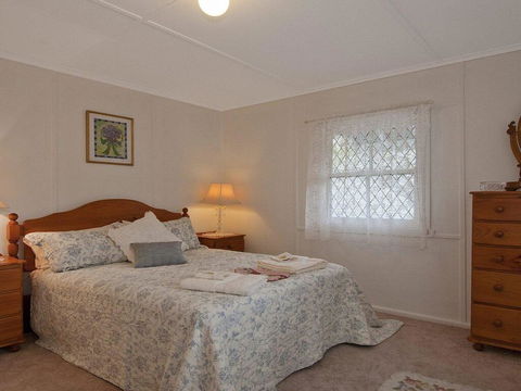 Hollyoak Cottage - Delightful, Ducks And Doileys! - Accommodation Yamba 3