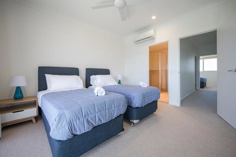 HomePlus - Lakeview Morden Townhouse - Accommodation Yamba 1