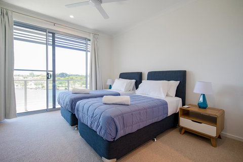 HomePlus - Lakeview Morden Townhouse - Accommodation Yamba 2