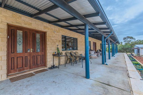 Kangaroo Lake Homestead - Accommodation Yamba 2