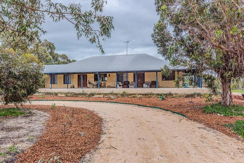 Kangaroo Lake Homestead - Accommodation Yamba 0