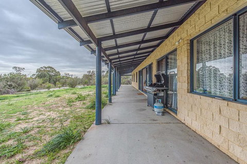 Kangaroo Lake Homestead - Accommodation Yamba 1