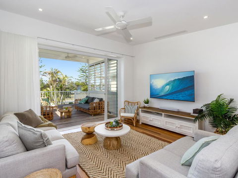 KINGY BEACH HOUSE @ 162 - Accommodation Yamba 0