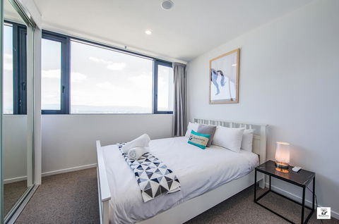 KOZYGURU BROADBEACH AMAZING VIEW 2 BED APT + FREE PARKING WALK TO BEACH QBR004 - Accommodation Yamba 1