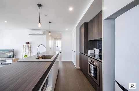 KOZYGURU BROADBEACH AMAZING VIEW 2 BED APT + FREE PARKING WALK TO BEACH QBR004 - Accommodation Yamba 3