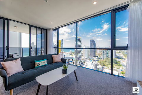 KOZYGURU BROADBEACH AMAZING VIEW 2 BED APT + FREE PARKING WALK TO BEACH QBR004 - Accommodation Yamba 0