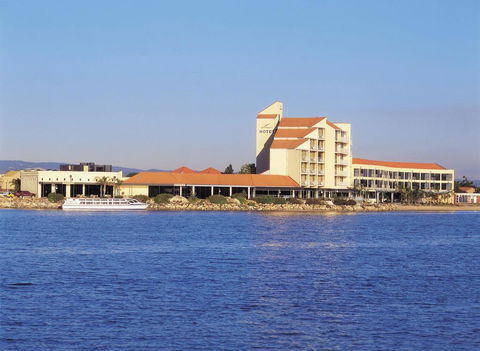 Lakes Hotel - Accommodation Yamba 0