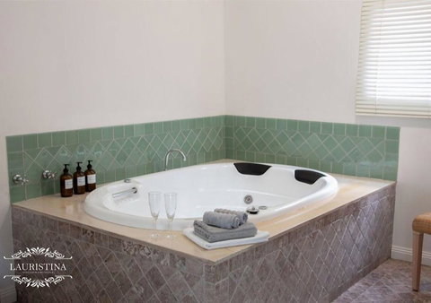 Lauristina Spa Cottage - Accommodation Yamba 2