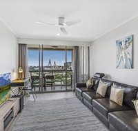 Luxurious harbour view apartment steps from city - Accommodation Yamba