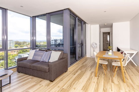 Luxury Modern Apartment In Southport With Hotel Facilities - Accommodation Yamba 2