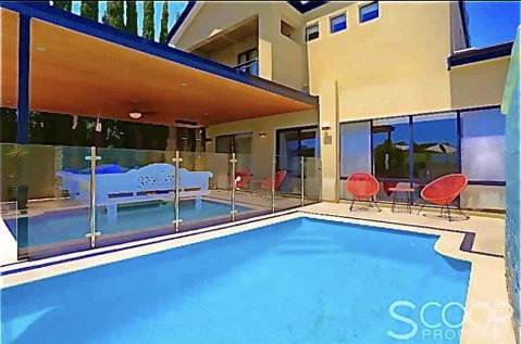 LUXURY VILLA W POOL & SPAS - Accommodation Yamba 0