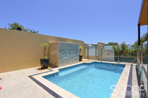 LUXURY VILLA W POOL & SPAS - Accommodation Yamba 2